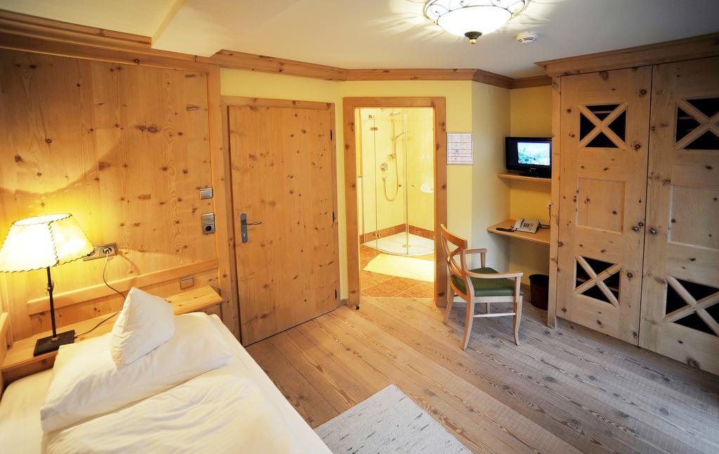 Thermal-Badhotel Kirchler Tux Ruang foto