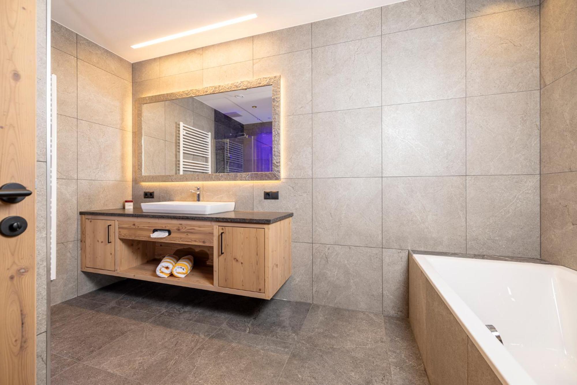Thermal-Badhotel Kirchler Tux Bagian luar foto