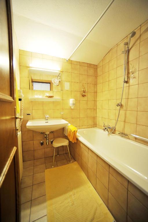 Thermal-Badhotel Kirchler Tux Ruang foto