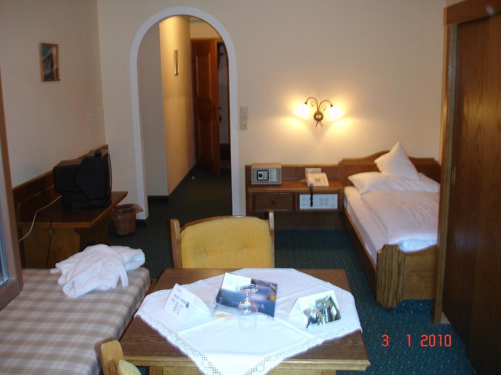 Thermal-Badhotel Kirchler Tux Ruang foto