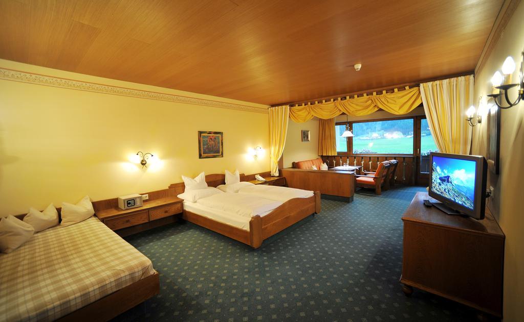 Thermal-Badhotel Kirchler Tux Ruang foto
