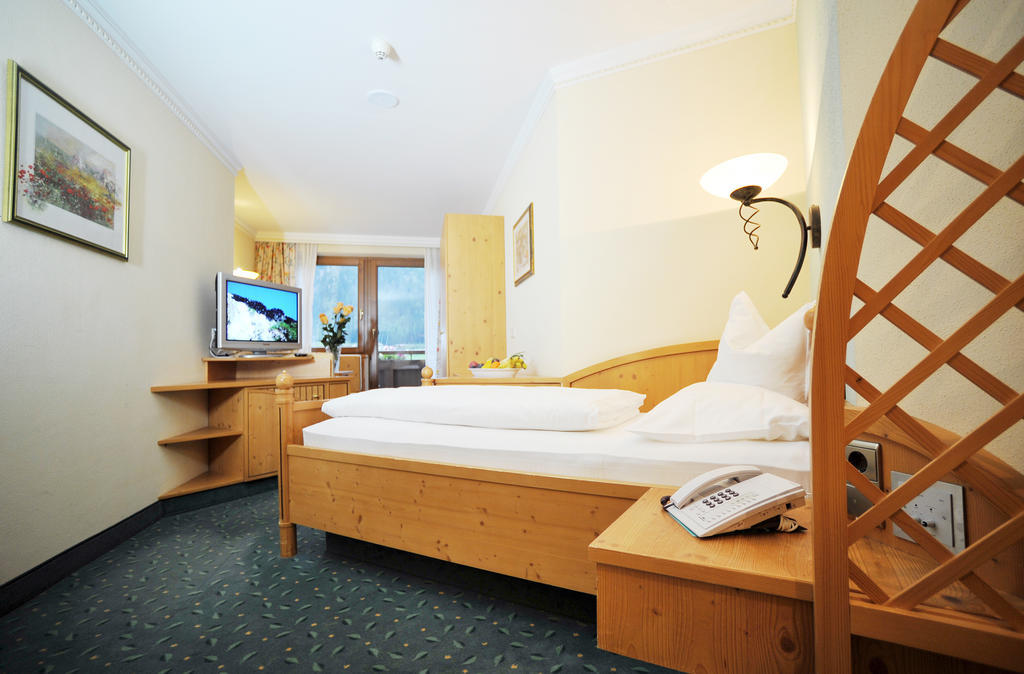 Thermal-Badhotel Kirchler Tux Ruang foto