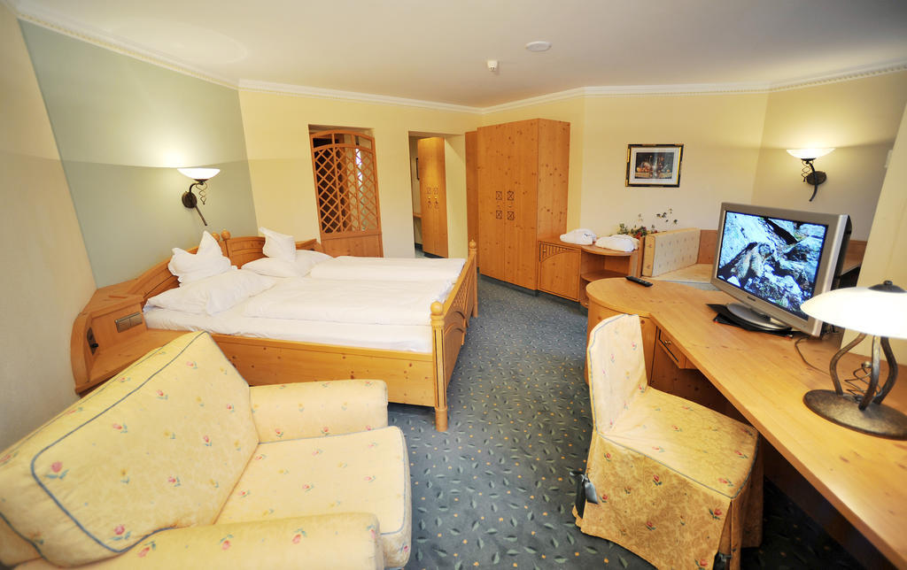 Thermal-Badhotel Kirchler Tux Ruang foto