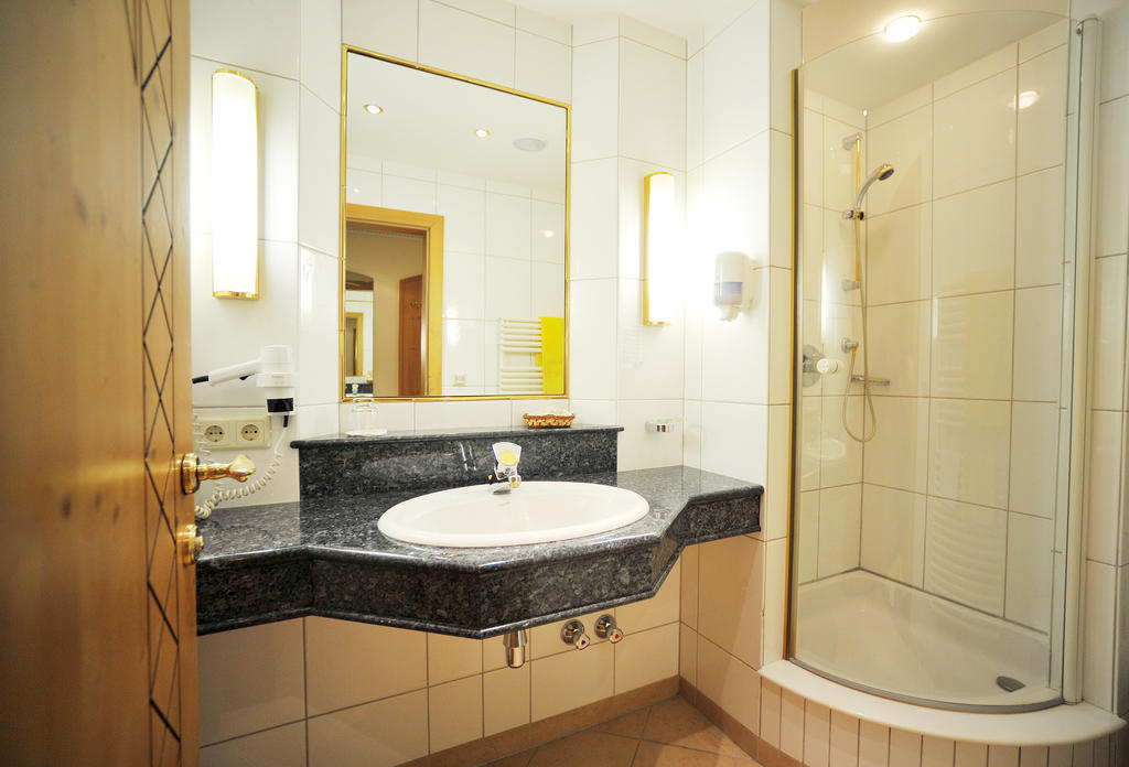 Thermal-Badhotel Kirchler Tux Ruang foto